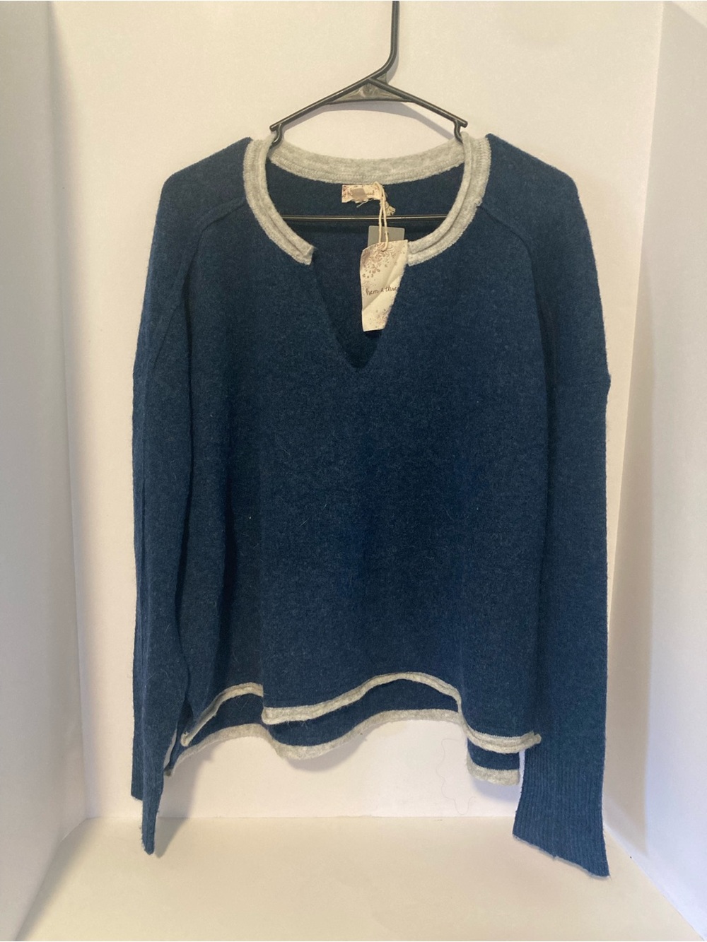 NWT Hem & Thread Women’s Blue V-Neck Sweater w/Gray Ringer Relaxed- size Large
